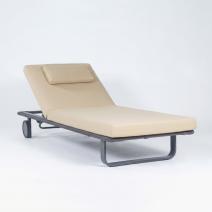  Шезлонг КОСТА С на колесах, каркас карбон, матрас бежевый (с подушкой), фото 1 