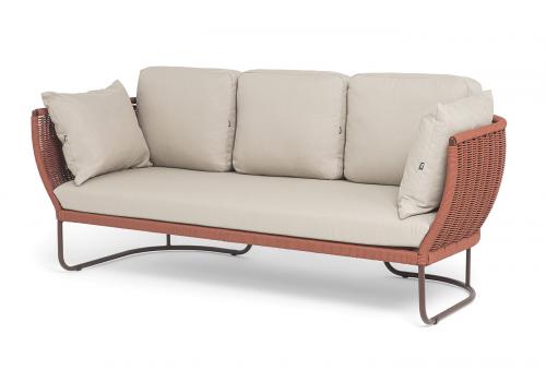  "Фиджи" диван 3-местный плетеный из роупа, каркас алюминий коричневый (RAL8016) муар, роуп красный (8372) круглый tex, ткань Mossle бежевая, фото 1 