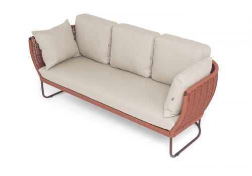  "Фиджи" диван 3-местный плетеный из роупа, каркас алюминий коричневый (RAL8016) муар, роуп красный (8372) круглый tex, ткань Mossle бежевая, фото 4 