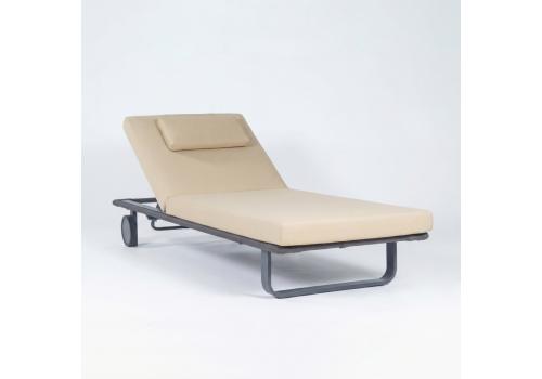  Шезлонг КОСТА С на колесах, каркас карбон, матрас бежевый (с подушкой), фото 1 